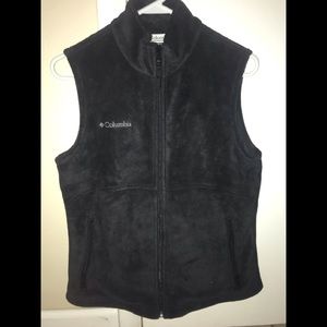 Colombia black fleece vest. Zip up with collar and pocket features